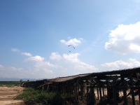 流れた流れ橋の上をパラグライダーが飛んでた