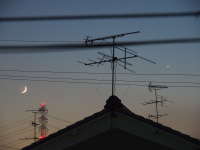 地球照してる月と金星と鉄塔とテレビアンテナ