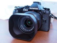 OLYMPUS E-M1 ＋ Panasonic LEICA DG SUMMILUX 25mm/F1.4の姿（撮影はE-P3）