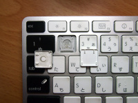 Apple USBキーボードと、初代MacBook黒のキーボードのキートップは、パンタグラフの向きが90度違った。