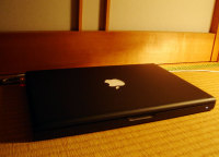 和室で眠るMacBook